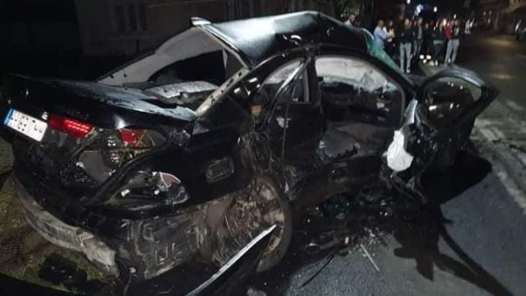 Un mort şi patru răniţi după o coliziune între două autoturisme