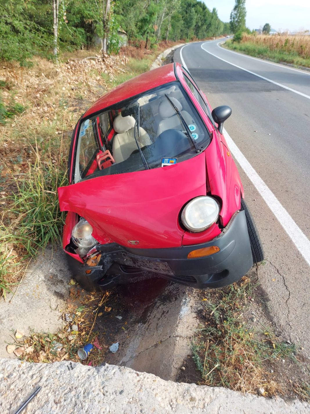 O şoferiţă a ajuns în şanţ şi de-acolo într-un cap de pod