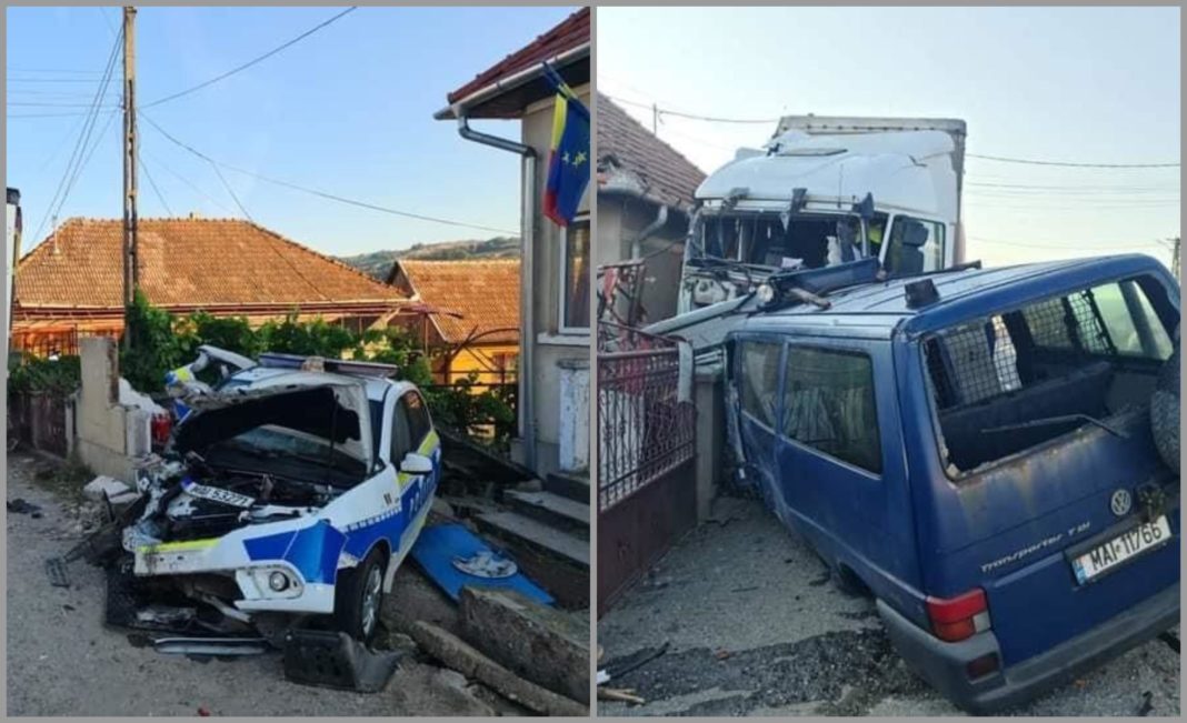 Un tir a făcut praf o dubă de jandarmi şi o maşină de poliţie, în Sălaj