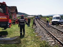 O femeie din microbuzul lovit de tren în judeţul Cluj a murit