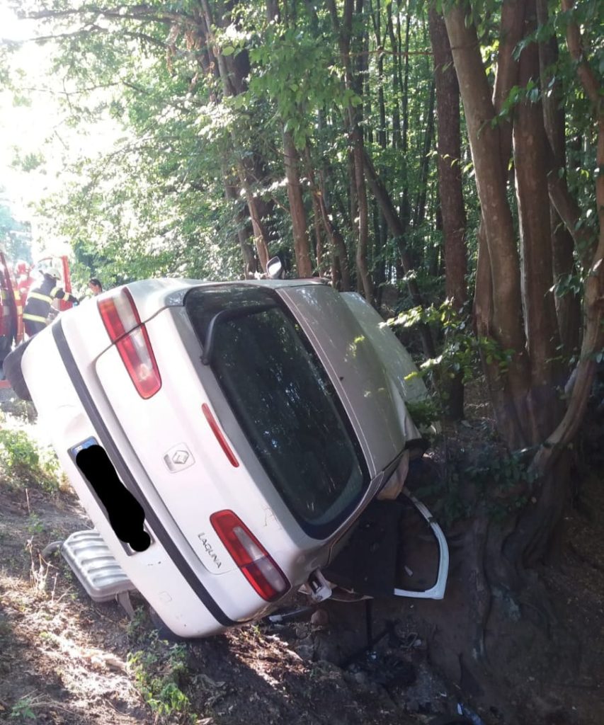 O mașină s-a răsturnat și s-a izbit de un copac în Vâlcea