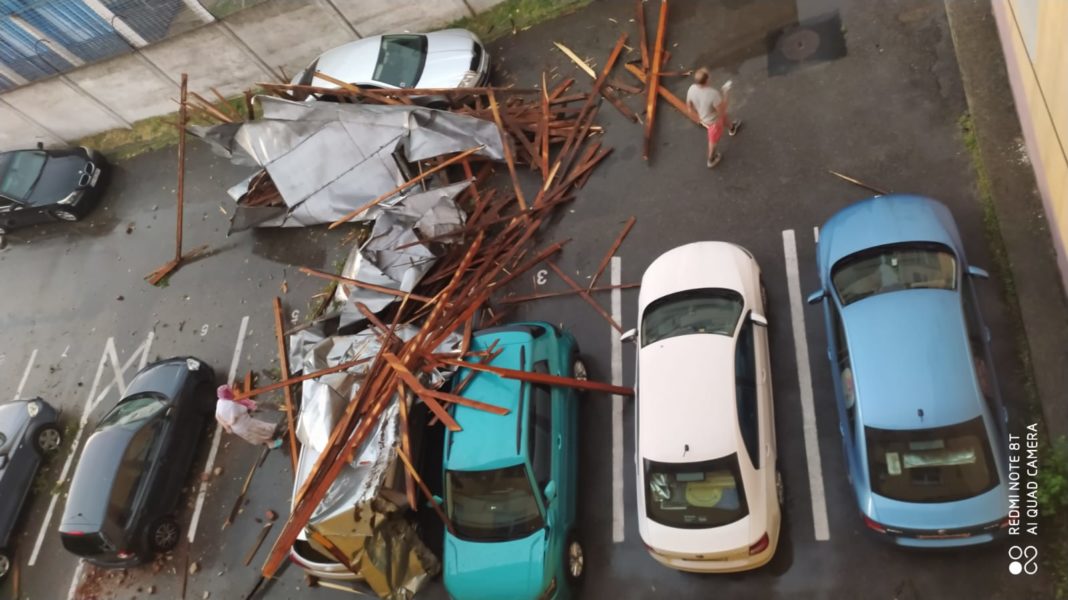 Târgu Jiu: Acoperișul unei bloc, doborât de furtună peste mai multe mașini