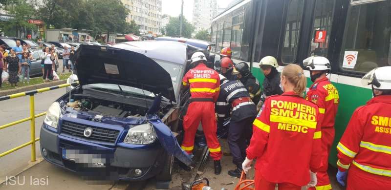 Un tramvai a deraiat şi a acroşat un autoturism