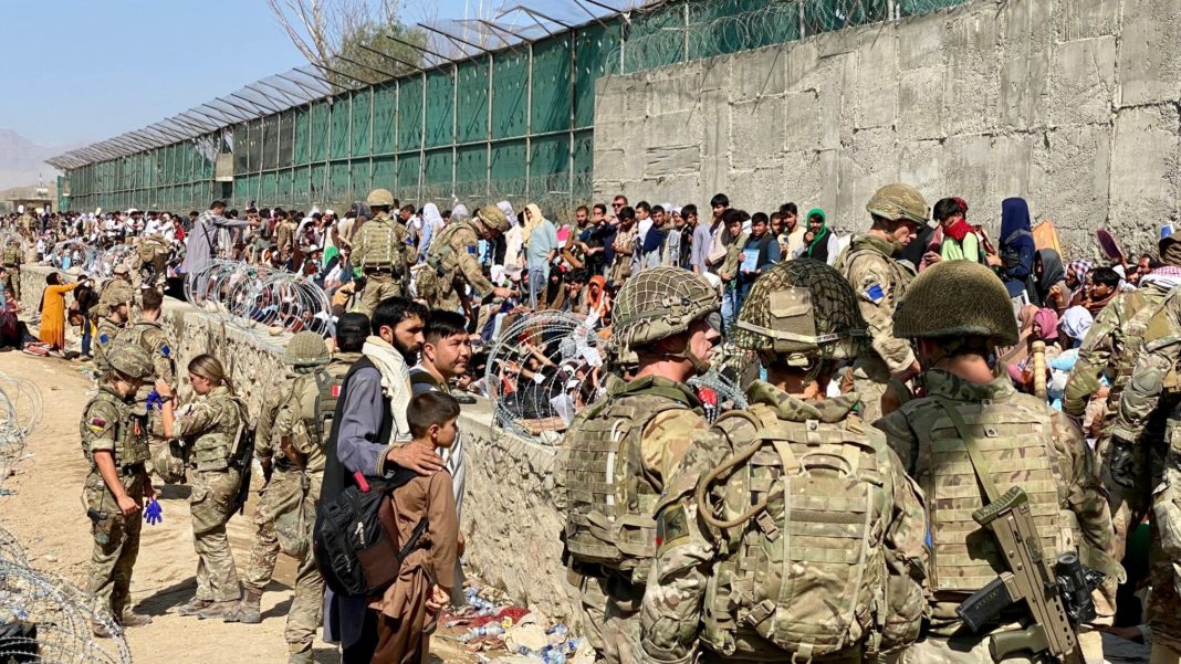 Amenințare de atac terorist pe aeroportul din KabulTalibanii au anunţat că vor permite evacuări şi după 31 august pentru 90 de ţări printre care şi România