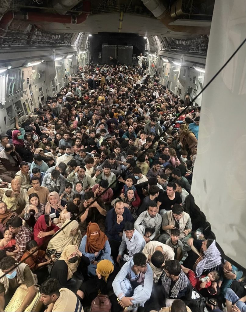 Aproximativ 640 de afgani într-un avion american C 17