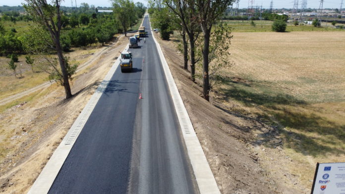 A început turnarea primului strat de asfalt pe tronsonul II al drumului Craiova – Cetate Tronsonul II al drumului Craiova - Cetate prinde contur