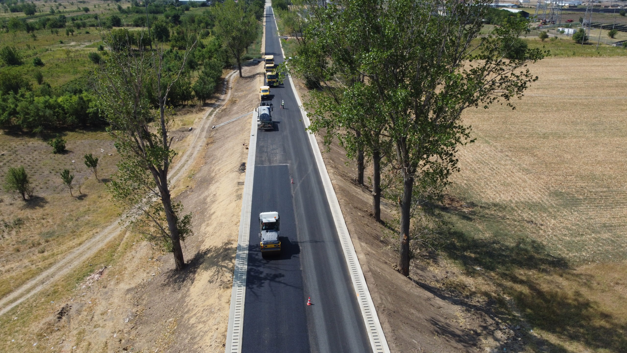 A început turnarea primului strat de asfalt pe tronsonul II al drumului Craiova – Cetate