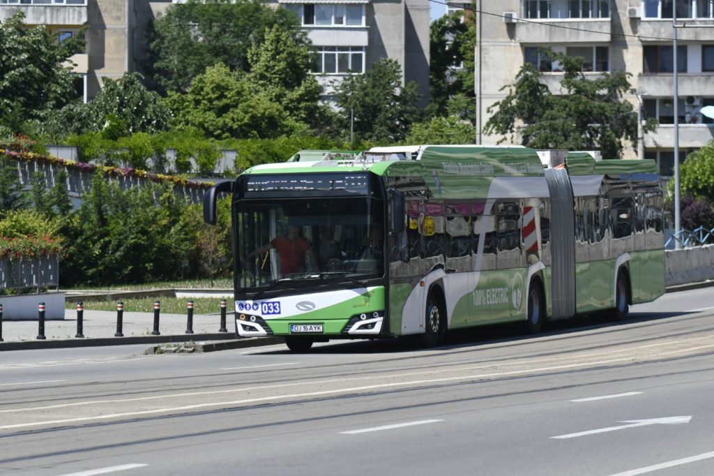 Până va fi stabilit definitiv furnizorul celor 30 de autobuze electrice, craiovenii au la dispoziţie cele 16 autobuze electrice articulate, care circulă în prezent pe traseele din municipiu