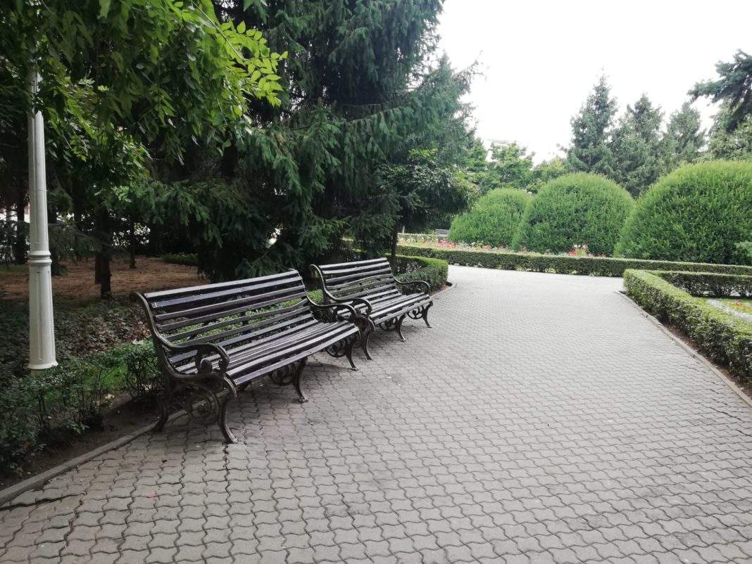 bancute Astfel de bănci de agrement cu spătar şi cotiere se regăsesc în English Park