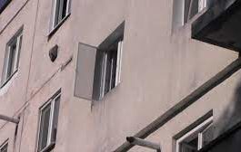 O fetiţă de doi ani a căzut de la etajul al doilea al unui bloc