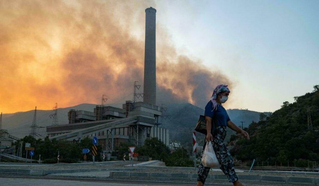 Turcia: Un incendiu de pădure se apropie de o centrală termică în care se află mii de tone de cărbune