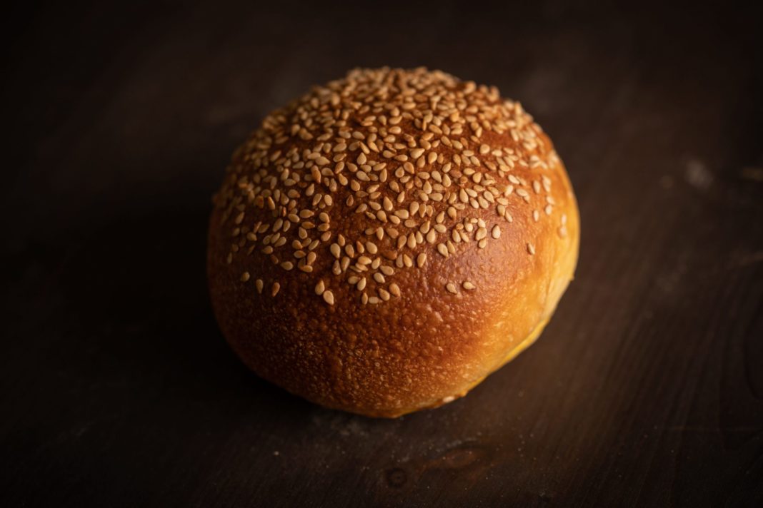 Gorj: Restaurantul unde un client a găsit un bandaj cu sânge în chiflă, amendat