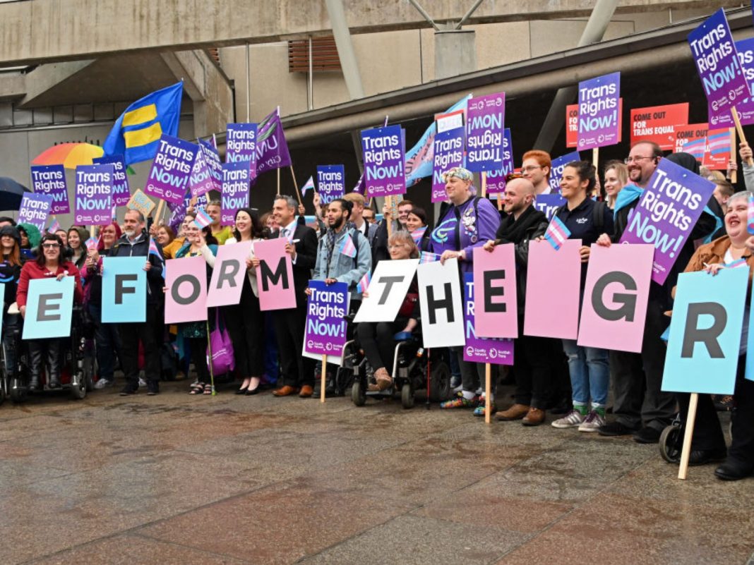 Măsura a fost comunicată școlilor din Scoția, în conformitate cu liniile directoare de incluziune LGBT elaborate de guvernul scoțian