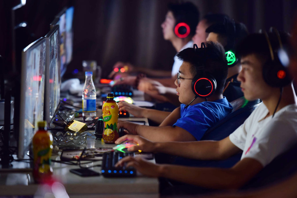 China restricţionează drastic accesul minorilor la jocurile video online