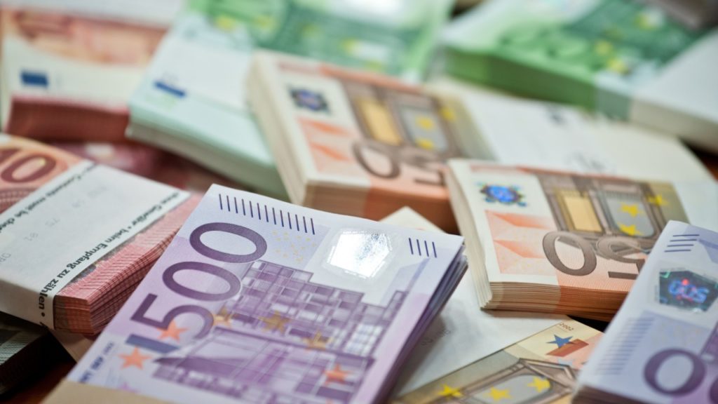 Euro urcă la un nou maxim istoric faţă de leu