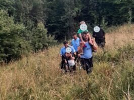 Familie cu copii mici, salvată de jandarmi după ce s-a rătăcit în pădure