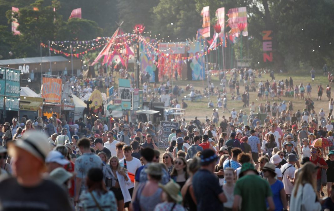 Peste 1.000 de participanţi la un festival din Marea Britanie, depistaţi pozitiv la testul COVID-19