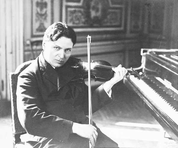 O vioară şi o partitură care ar fi aparţinut lui George Enescu, scoase la licitaţie