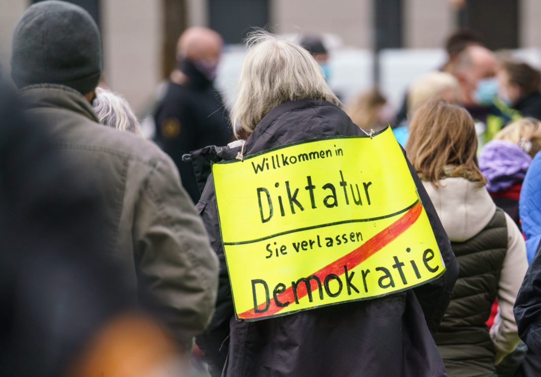 Un german a murit după ce a fost reținut de poliție la protestele anti-Covid