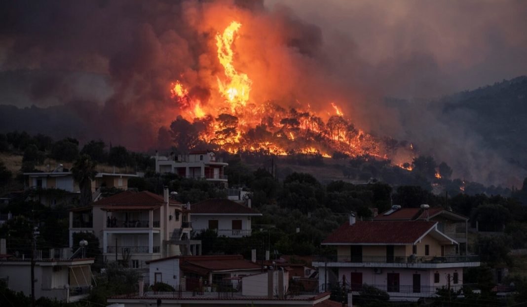 Mai mulți răniți și cinci localităţi evacuate din cauza incendiului de lângă Atena