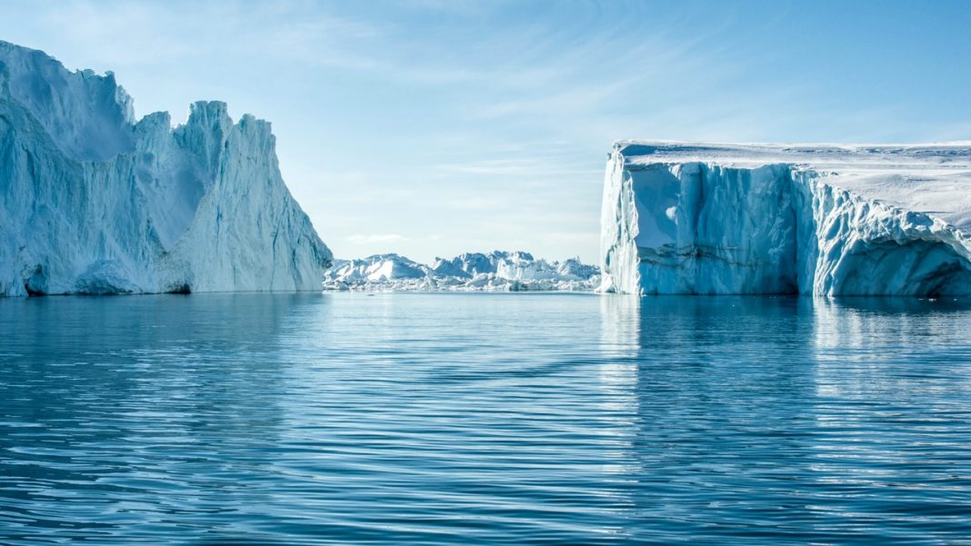 Pentru prima dată în istorie a plouat pe vârfurile glaciare ale Groenlandei