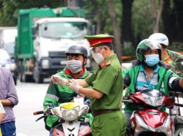 Armata supraveghează respectarea carantinei în cel mai mare oraş din Vietnam