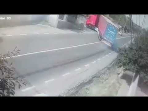 (VIDEO) Şoferul unui TIR a reuşit să evite o femeie de 90 de ani, care traversa neregulamentar