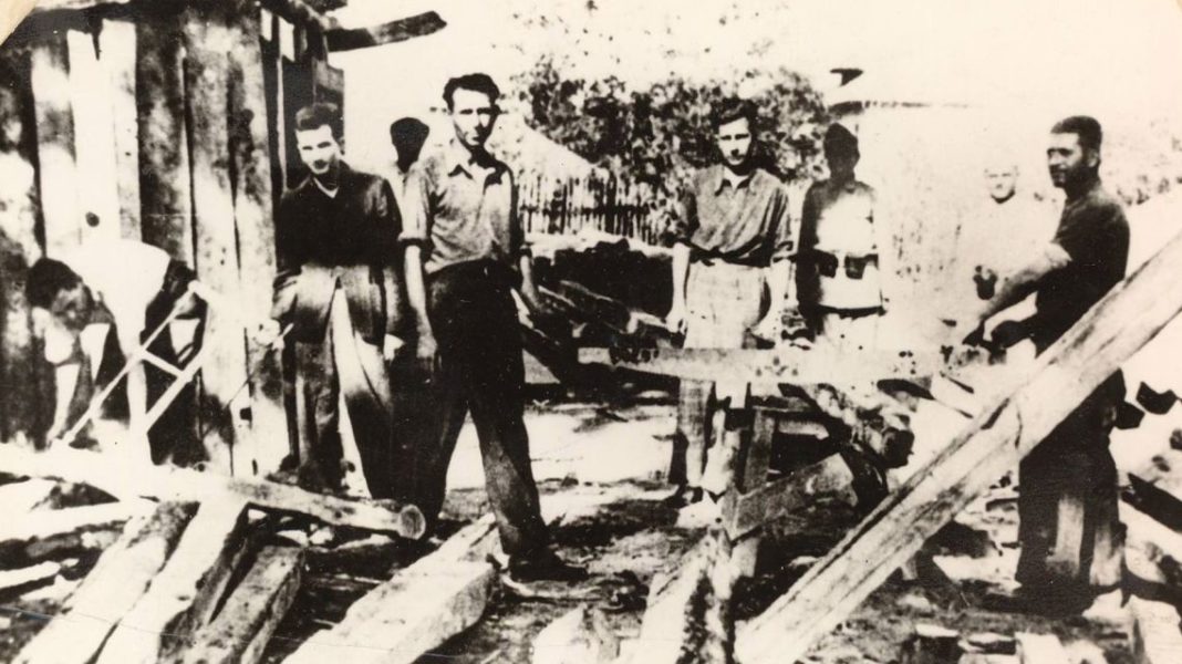 Nicolae Ceaușescu şi alţi deţinuţi politici în lagărul de la Târgu-Jiu (1943). © „Fototeca online a comunismului românesc”