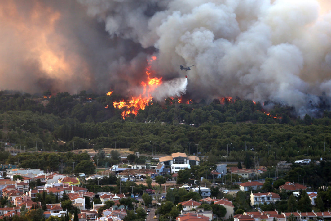 Incendiul de la periferia Atenei a pus pe fugă mii de oameni