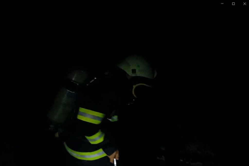 Incendiu la Casa Științei din Râmnicu Vâlcea.Un bărbat și fetița sa de 2 ani, evacuați de pompieri