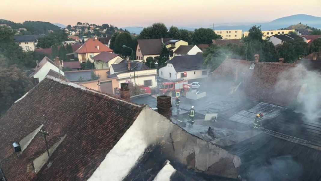 Un incendiu a afectat un restaurant din Brașov şi două depozite de încălţăminte