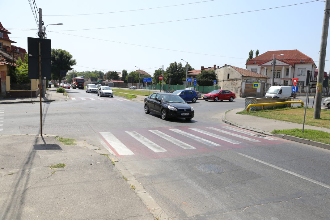 Există intersecţii în Craiova unde poţi fi în pericol, chiar dacă traversezi strada regulamentar, pe trecerea de pietoni. Intersecţia străzii Râului cu strada Bucovăţ.