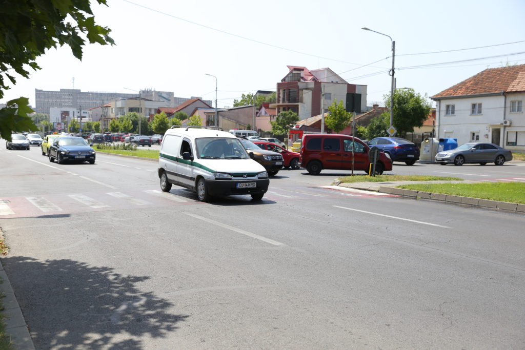 Există intersecţii în Craiova unde poţi fi în pericol, chiar dacă traversezi strada regulamentar, pe trecerea de pietoni. Intersecţia bulevardului 1 Mai cu strada Dealul Spirei.