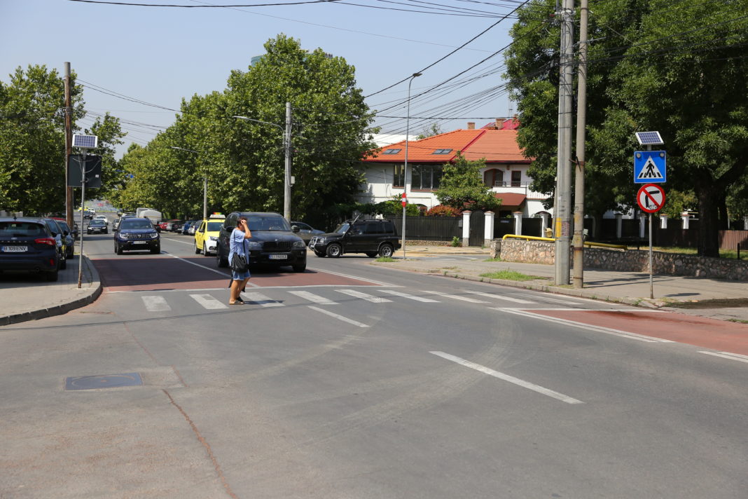 Există intersecţii în Craiova unde poţi fi în pericol, chiar dacă traversezi strada regulamentar, pe trecerea de pietoni. Intersecţia bulevardului Ştirbei Voda cu strada Câmpia Islaz.