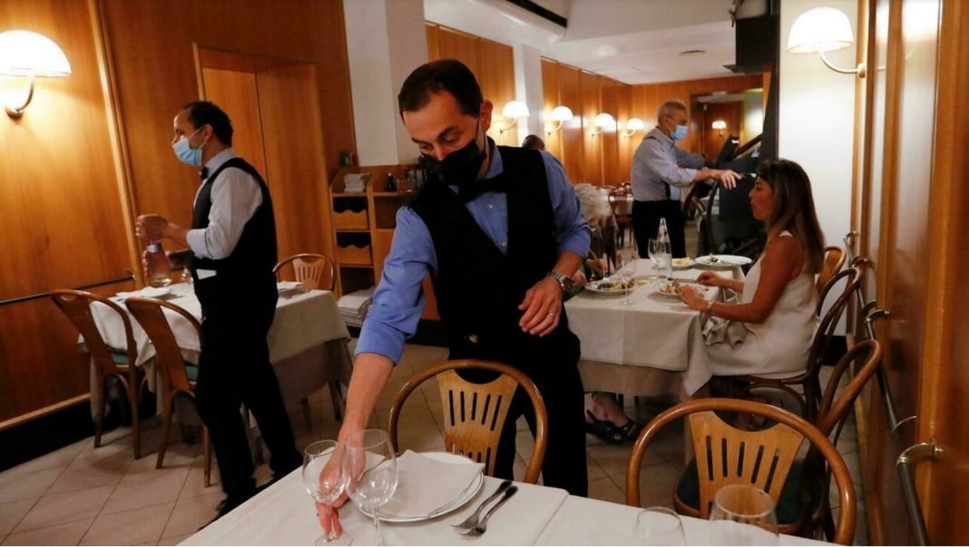 Pentru a intra într-un restaurant, într-un muzeu, într-un cinematograf sau sală de sport, oamenii trebuie să prezinte acest document