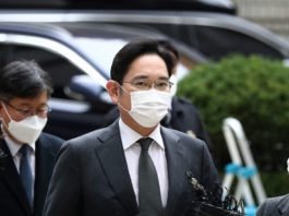 Vicepreședintele Samsung, Jay Y. Lee, condamnat pentru dare de mită și deturnare de fonduri, a fost eliberat condiționat vineri. Gigantul tech