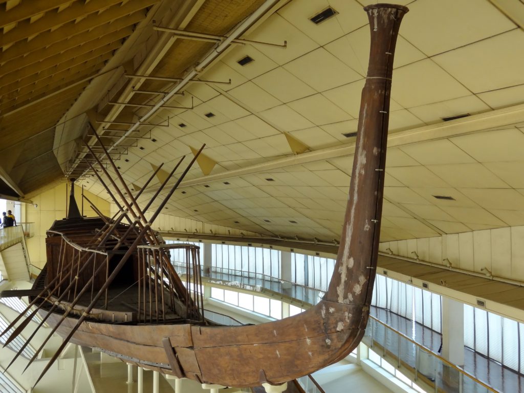 FOTO. Barca solară a faraonului Keops, intactă de 4600 de ani, dusă la muzeul din Giza