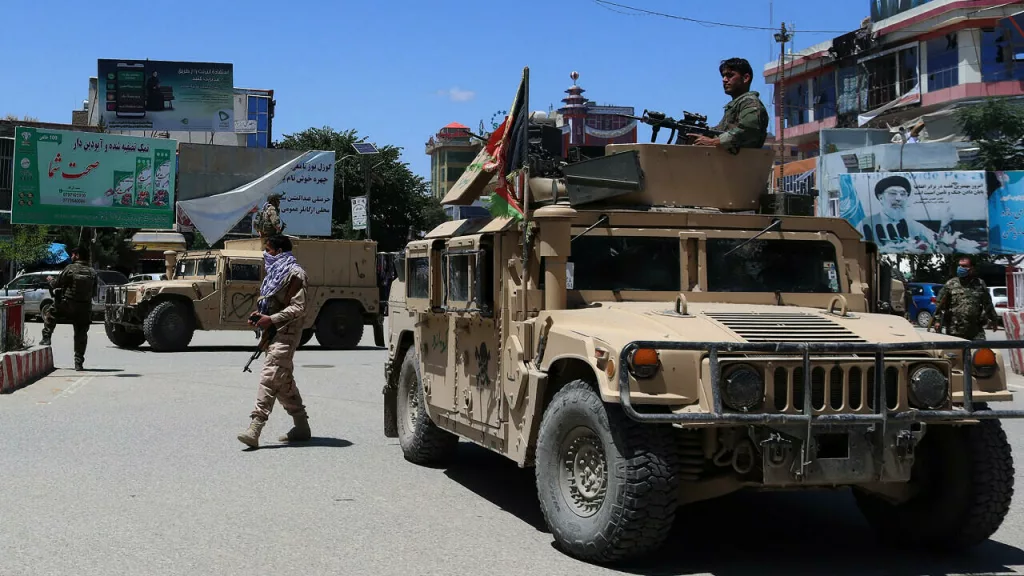 Alte două capitale provinciale, preluate de talibani în Afganistan