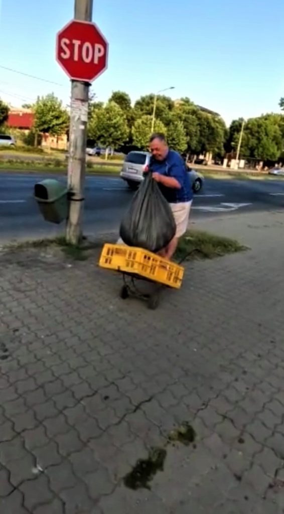 Craiovenii care aruncă gunoiul pe domeniul public, obligaţi să-l ia acasă