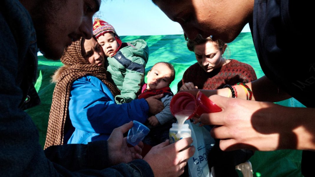 (VIDEO) Mamele afgane își aruncă bebeluşii peste gardul de sârmă ghimpată, către soldații străini