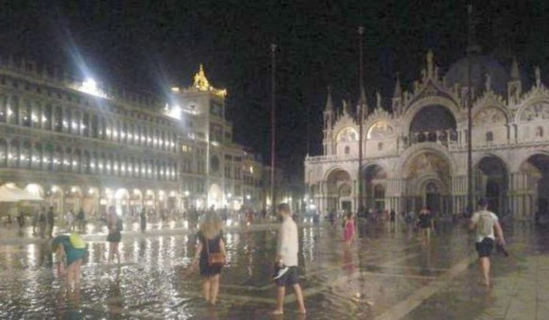 Veneţia, inundată de o maree neaşteptată