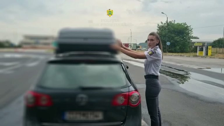 (VIDEO) Dolj: Sirian ascuns în portbagajul de pe plafonul unei mașini