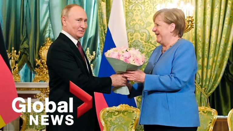 (VIDEO) Vladimir Putin a primit-o pe Angela Merkel cu flori