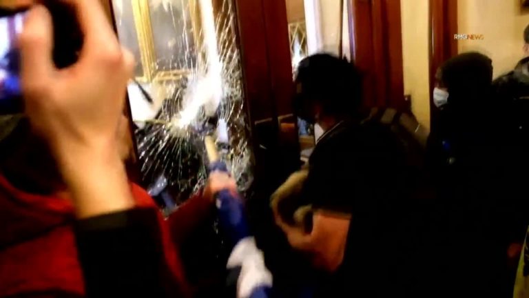 (VIDEO) Poliţistul care a ucis o protestatară de la Capitoliu scapă nevinovat