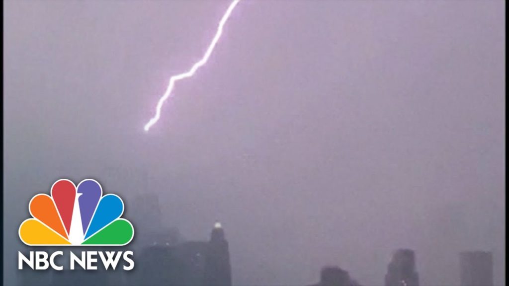 (VIDEO) Un fulger a lovit clădirea One World Trade Center din New York
