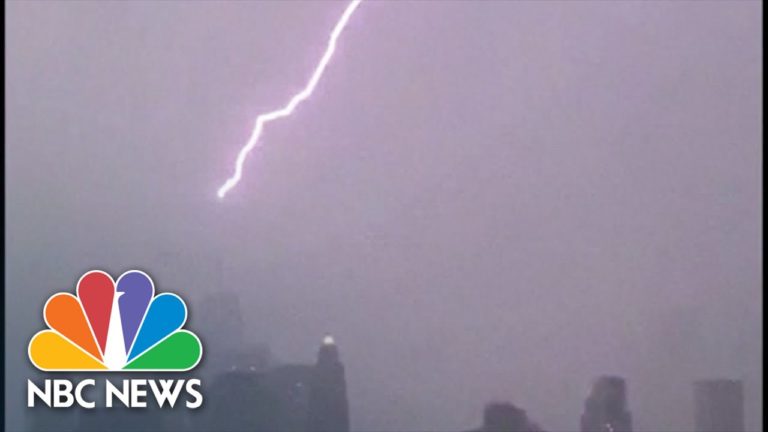 (VIDEO) Un fulger a lovit clădirea One World Trade Center din New York