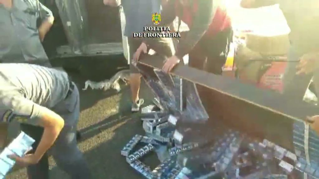 (VIDEO) 9.600 pachete cu țigări, ascunse într-un microbuz, descoperite la Calafat