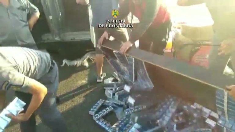 (VIDEO) 9.600 pachete cu țigări, ascunse într-un microbuz, descoperite la Calafat