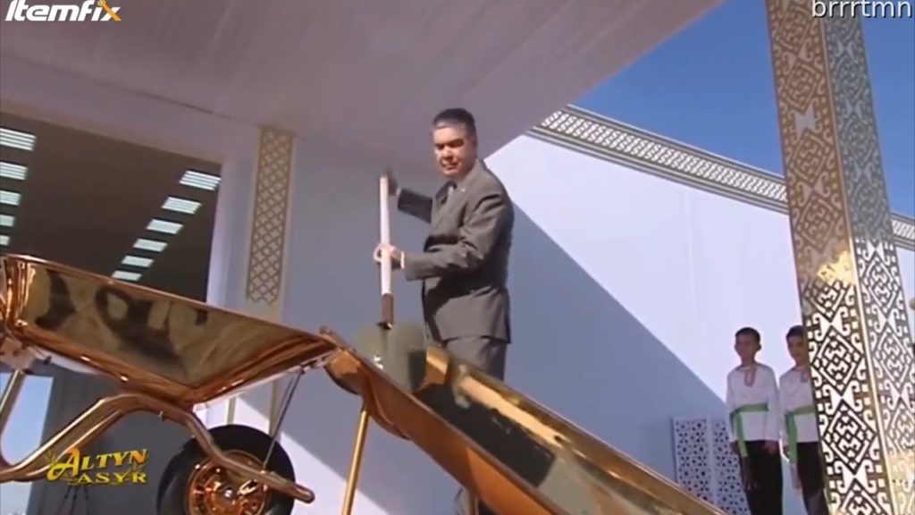 (Video) Președintele Turkmenistanului a inaugurat un șantier cu o lopată și o roabă din aur