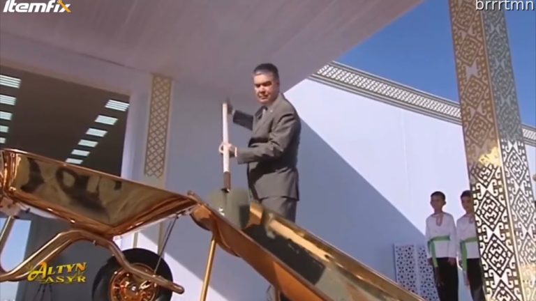 (Video) Președintele Turkmenistanului a inaugurat un șantier cu o lopată și o roabă din aur